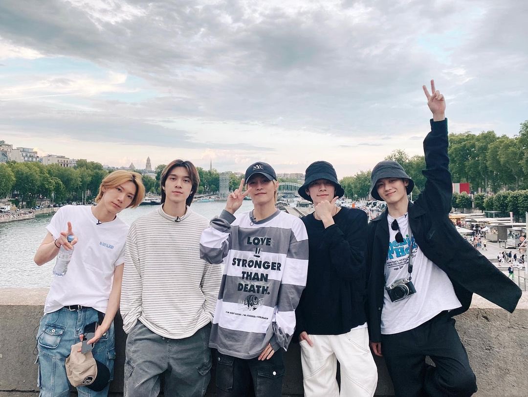 WayV_instagram's tweet photo. 230705 #WayV instagram update
塞纳河畔~左岸的WayV~💚
WayV in Paris~💚 (BGM: Love Confession - Jay Chou)
#PARIS #Vlog #TourBox_Chapter8
#WayV_Phantom_in_PARIS
#WayV #WeiShenV #威神V https://t.co/tiL51CBv3C