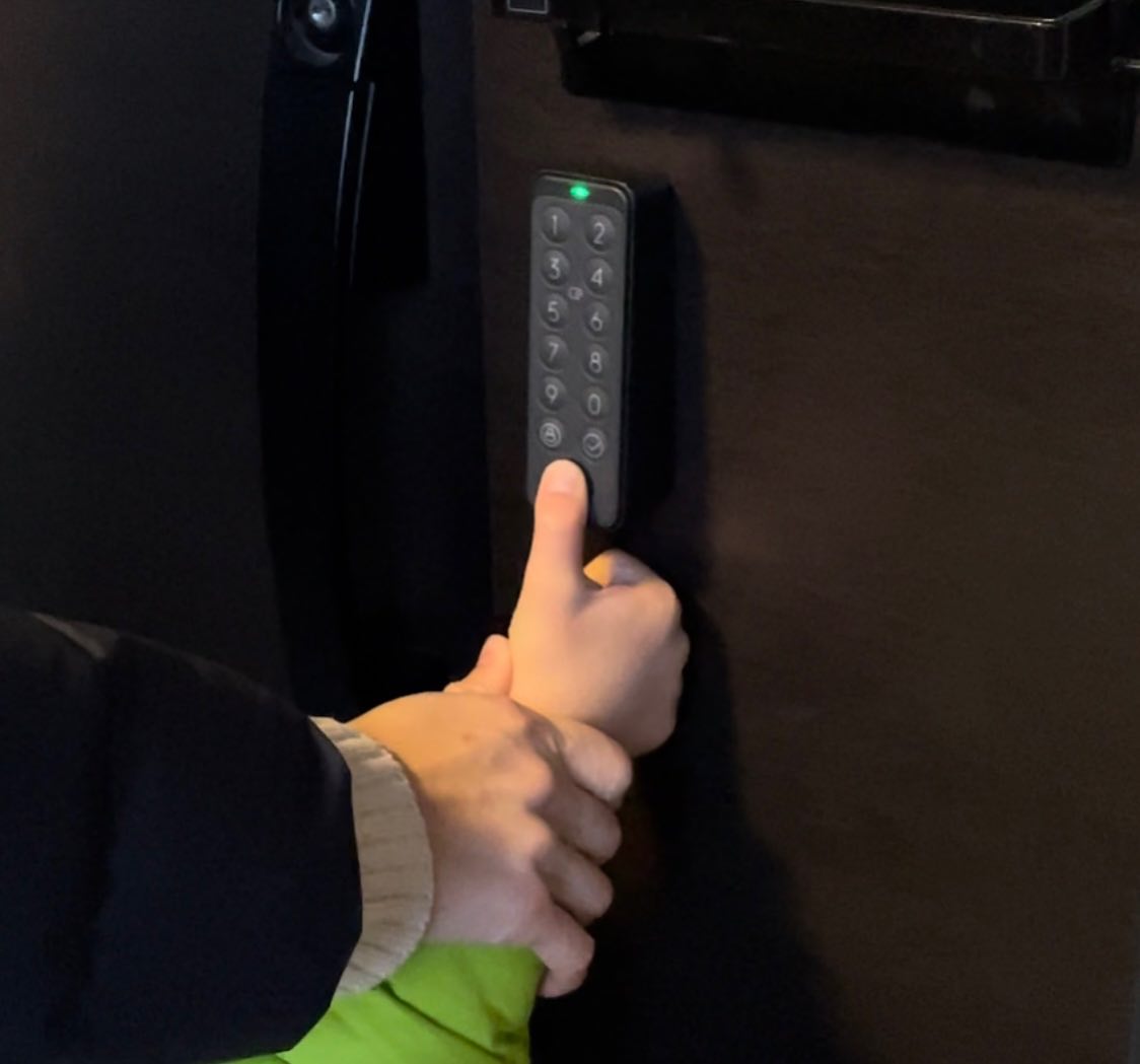 SwitchBotJapan's tweet image. ✅「鍵締めたっけ」の不安を解消
✅ドアの前で鍵探す手間を省く
✅子ども・年寄りでも指が鍵になる
✅民泊などの商業利用にも便利

指1本で即解錠、ロック＆指紋認証パッドセット：
18,980円→14,980円💥
👉switchbot.vip/3XCQuVX

*写真by @BestLesure_A さん
#プライムデーでSwitchBotほしい