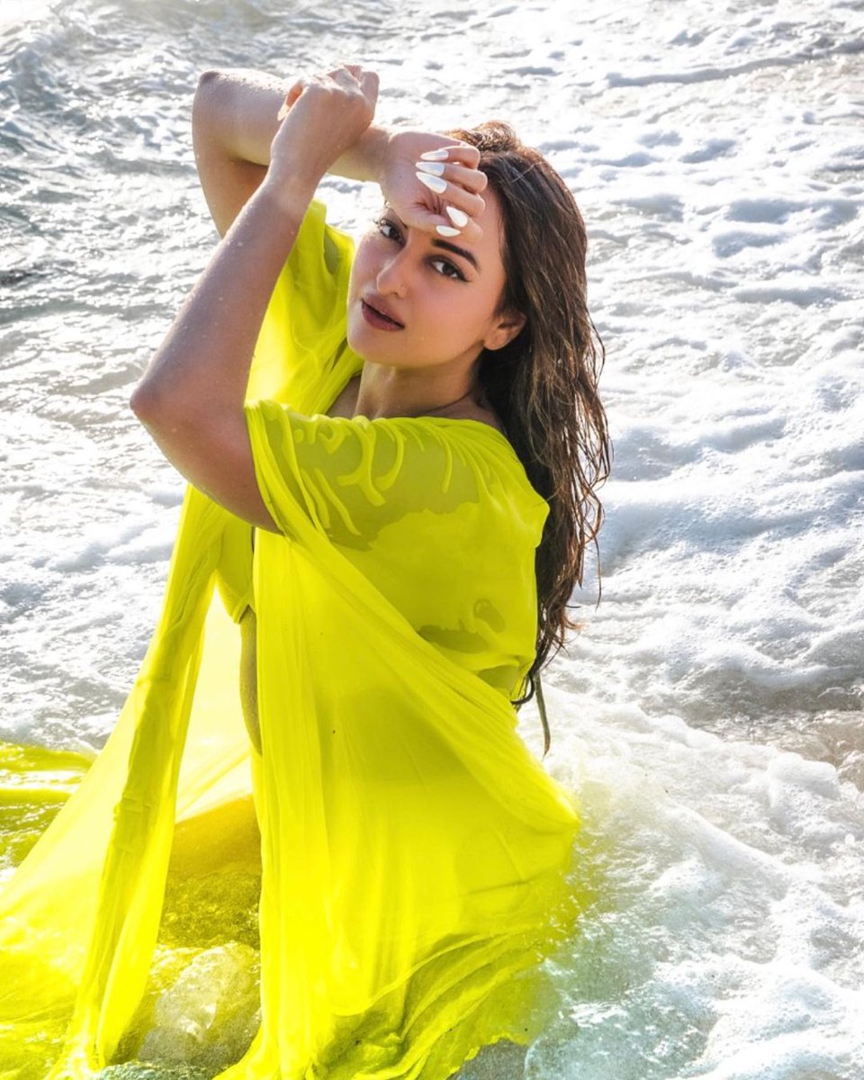 Beach lover Sonakshi Sinha just dropped some stunning pics on her gram and we are totally mesmerised by it🤩

Nails by : @itsoiezi

#SonakshiSinha @aslisona