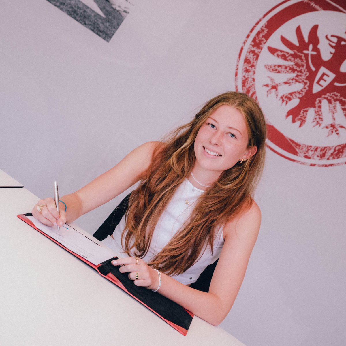 EintrachtFrauen's tweet photo. Willkommen in Frankfurt! 🦅😊

Mit Marlene #Wild, Mia #Rodach und Tessa #Zimmermann schließen sich drei junge Talente unserer U20 an ✍️

#SGE #EintrachtFrauen #NichtOhneMeineMädels https://t.co/SB9s7symvk