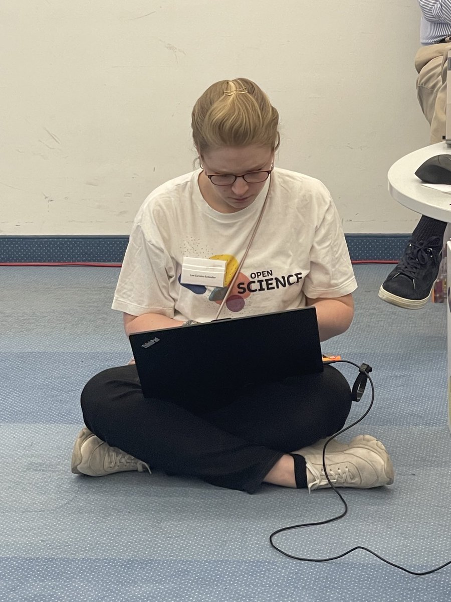 PetraLabriga's tweet image. Engel bei der Arbeit. Ganzer Einsatz für die Fishbowl ‚Science Tracking‘ - auf Cryptpad Google Doc &amp;amp; Co - danke Lea Schindler #OSF2023DE