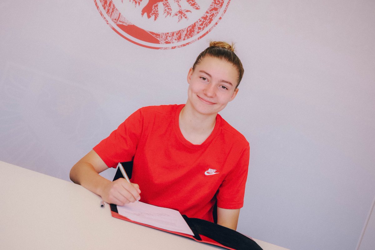 EintrachtFrauen's tweet photo. Willkommen in Frankfurt! 🦅😊

Mit Marlene #Wild, Mia #Rodach und Tessa #Zimmermann schließen sich drei junge Talente unserer U20 an ✍️

#SGE #EintrachtFrauen #NichtOhneMeineMädels https://t.co/SB9s7symvk