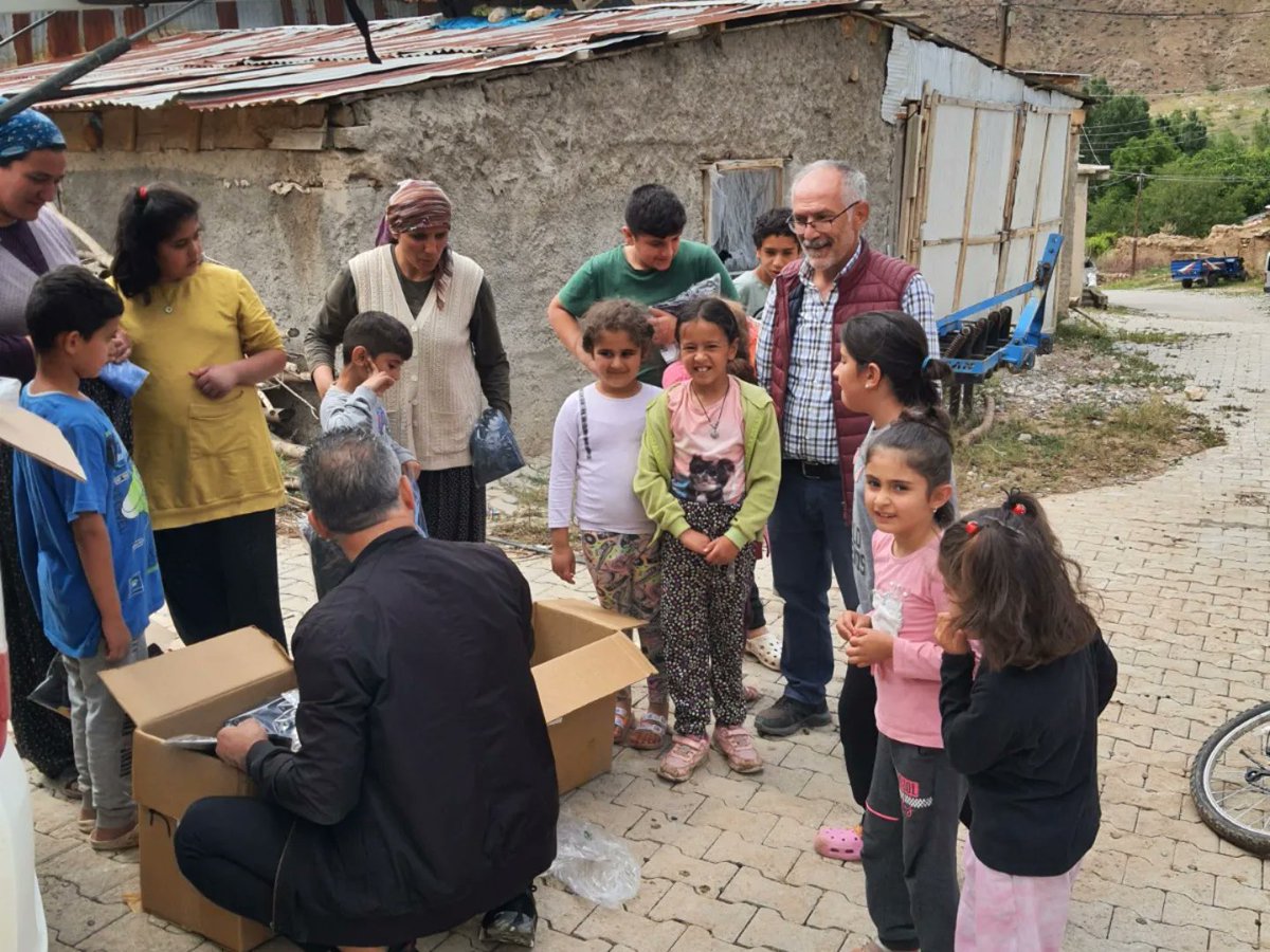 AkelVakfi's tweet photo. Yaralarımızı hep birlikte sarmaya devam ediyoruz. 
Bu bayramda Elbistan,Akçadağ,Nurhak ve Pazarcık bölgelerine yardımlarınızı  dağıttık.Toplumumuzun yanında olmaya da devam edeceğiz.
Dayanışmayı büyütmeye, halkımızın yanında olmaya ve yaraları hep birlikte sarmaya devam edeceğiz. https://t.co/Zdd9gwgjNX