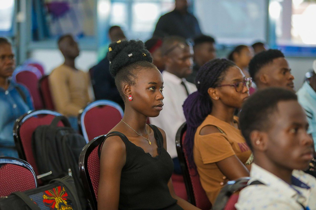Fwallu1920's tweet photo. Happening Now:
The @AirtelBusinessU director @allansean1 is speaking to student how the Internet moves from the Satelite link or Fiber link to your various devices.
#simplifitechtalks
📍ISBAT University
#ReasontoImagine https://t.co/wpzHxpJlCy