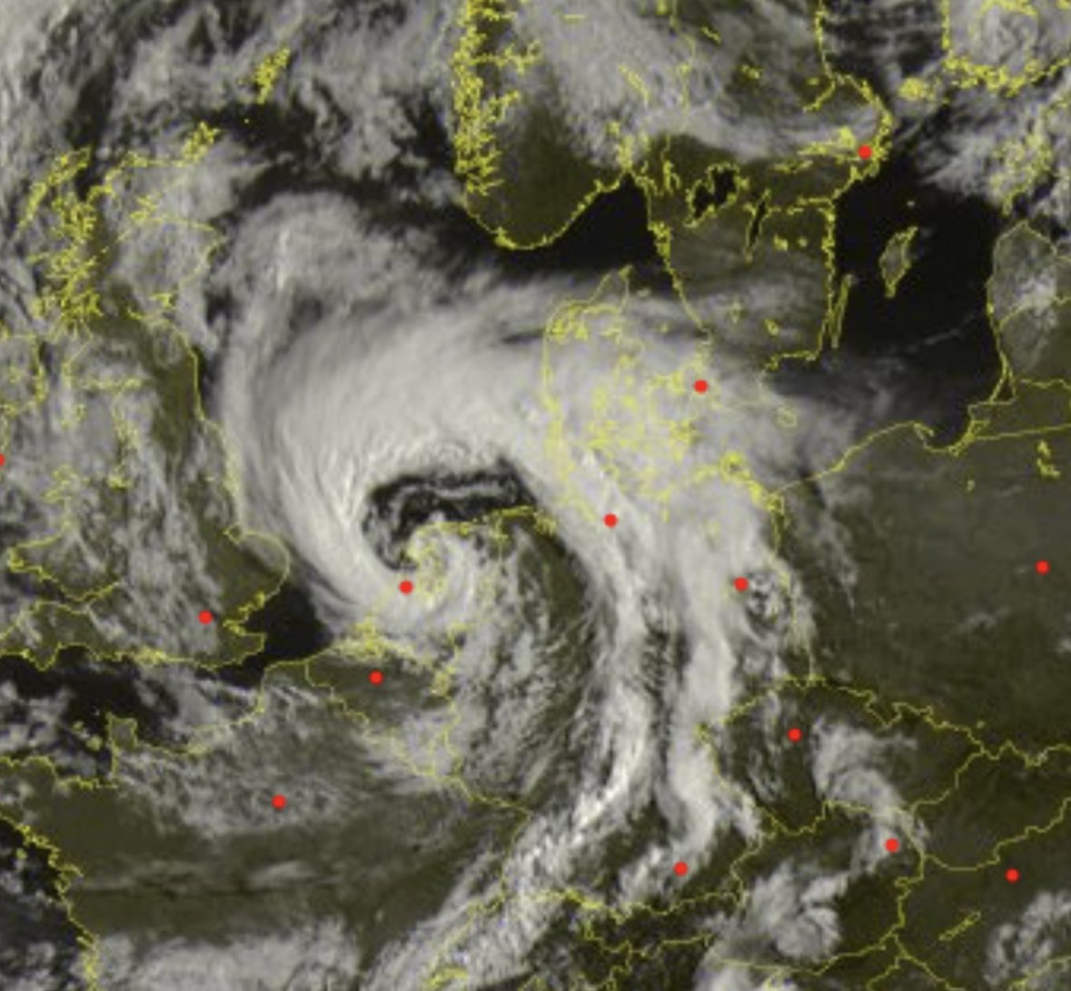 Sjældent sommer stormlavtryk på vej op over Danmark.
Udbredt regn og rusk, og stedvis storm vindstød i dele af landet.

Heldigvis vender sommervejret tilbage “for en stund” i weekenden