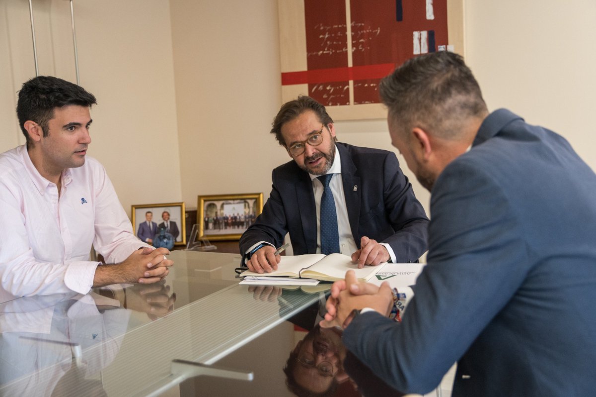 JuntaGranada's tweet photo. El delegado del Gobierno, @agranados6957, recibe al  nuevo presidente de la Asociación Granadina de Empresas de Seguridad,  José Cruz, quien ha dado a conocer los proyectos con los que comienza su andadura y a ponerse a disposición de la Junta https://t.co/muOJFBRZud