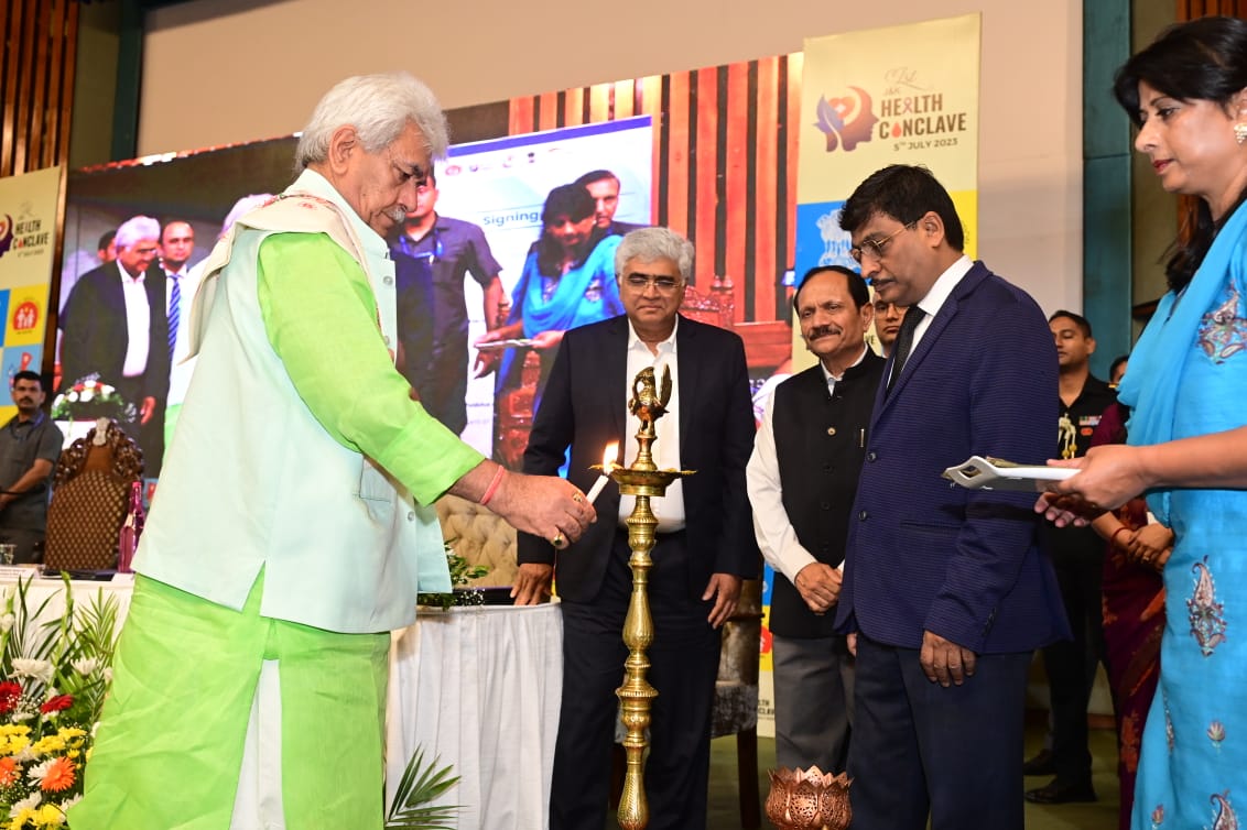 dar_Zubair_07's tweet photo. #Inaugurated 'J&K Health Conclave'.MoU with Homi Bhabha Cancer Hospital & #Research Centre and #NIMHANS was signed.
Also, launched India's first #Tele_MANAS Chat-bot for UT that will #ensure round the clock services of #Health Counsellors,Clinical Psychologists and Consultants.LG https://t.co/L83wQkoXLb