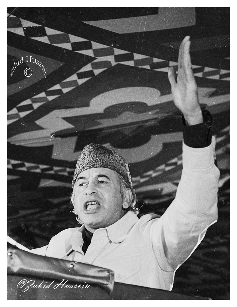 zahidpix's tweet photo. #5thJulyBlackDay
General Zia, an army chief of Pakistan, overthrew the government of an elected Prime Minister, Bhutto, and imposed martial law on July 5, 1977. Political activists observe 5th July as Black Day every year. #zahidpix https://t.co/6V3vGiXdEv