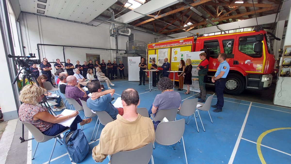 🎥 Le préfet a réuni hier <a href="/ONF_Officiel/">Office national des forêts</a>, <a href="/meteofrance/">Météo-France</a>-France, le <a href="/sdis64/">SDIS64</a> et la <a href="/Gendarmerie_064/">Gendarmerie des Pyrénées-Atlantiques</a> au centre d'incendie et de secours de Saint-Pée-sur-Nivelle pour présenter le plan de prévention feux de forêts 2023 🔥🌲 au cours d'une conférence de presse.