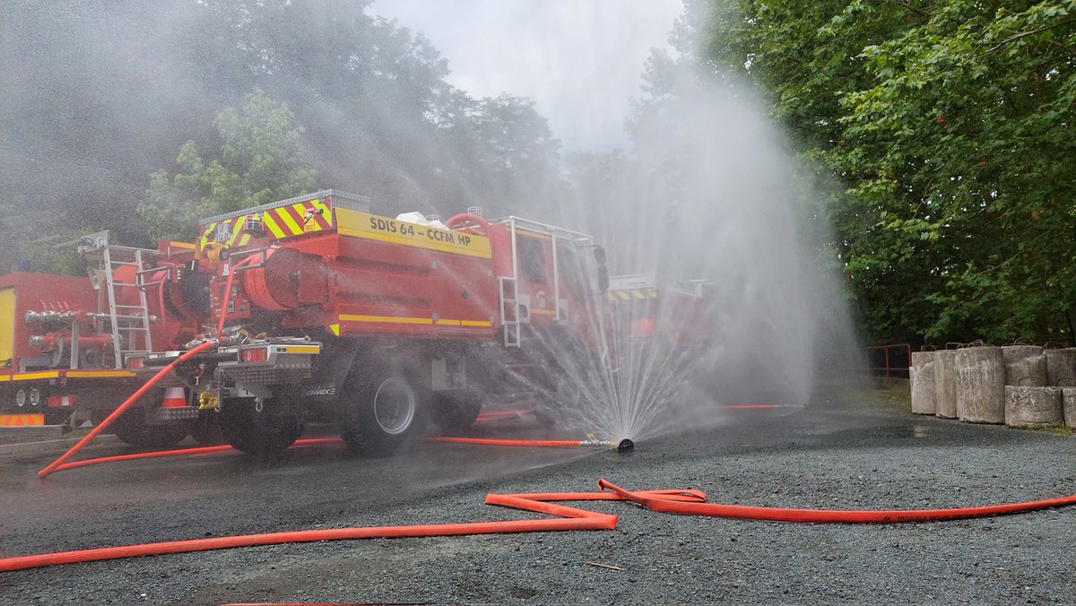 👨‍🚒 Les pompiers ont ensuite procédé à une simulation d'incendie dans l'enceinte de la caserne pour une démonstration des nouveaux équipements dont ils auront l'usage cet été.