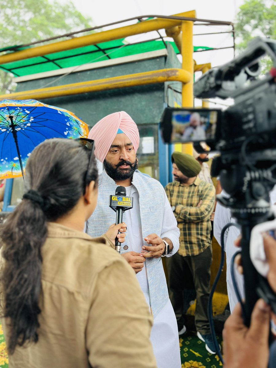 ਪੰਜਾਬ ਦੇ ਲੋਕਾਂ ਨੂੰ ਸਹੂਲਤਾਂ ਲਈ ਵਚਨਬੱਧ – ਮਾਨ ਸਰਕਾਰ!
ਅੱਜ CM #BhagwantMann ਨੇ ਮੋਗਾ-ਕੋਟਕਪੂਰਾ ਰੋਡ ’ਤੇ ਸਿੰਘਾਂਵਾਲਾ ਵਿਖੇ ਲੱਗਿਆ ਟੋਲ ਪਲਾਜ਼ਾ ਬੰਦ ਕਰਵਾ ਦਿੱਤਾ ਹੈ। ਮਾਨ ਸਰਕਾਰ ਹੁਣ ਤੱਕ 10 ਟੋਲ ਪਲਾਜ਼ੇ ਬੰਦ ਕਰਵਾ ਚੁੱਕੀ ਹੈ।
#PunjabNews #CMBhagwantMann #AAPPunjab #aamadmipartypunjab #PunjabGovernment