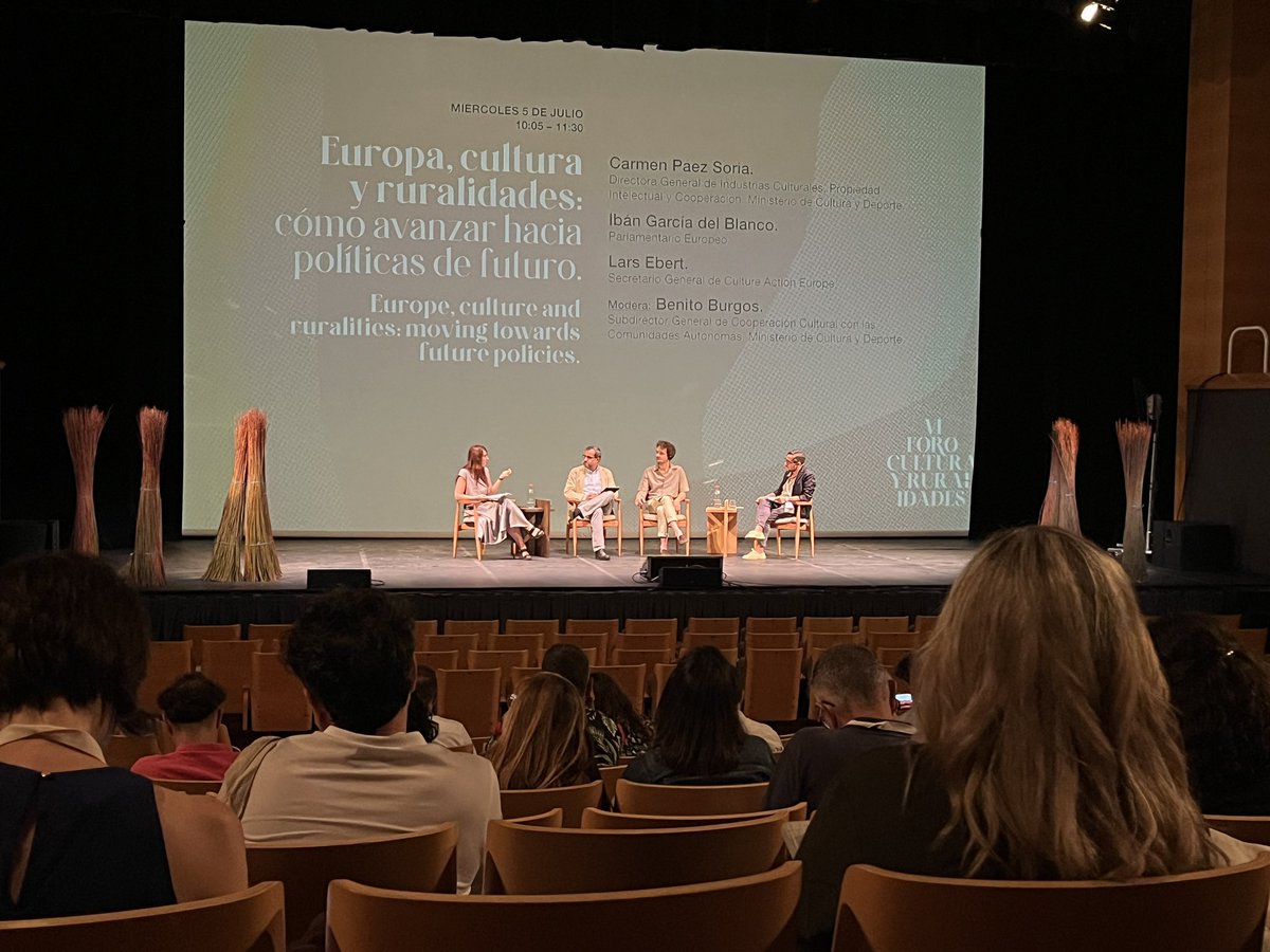 🇪🇺Este segundo día del #VIForoCulturayRuralidades está marcado por la presencia europea.

Carmen Páez Soria, Ibán García del Blanco y Lars Ebert reflexionan sobre el papel de las instituciones y de las políticas y programas europeos de apoyo a la cultura en contextos no urbanos.