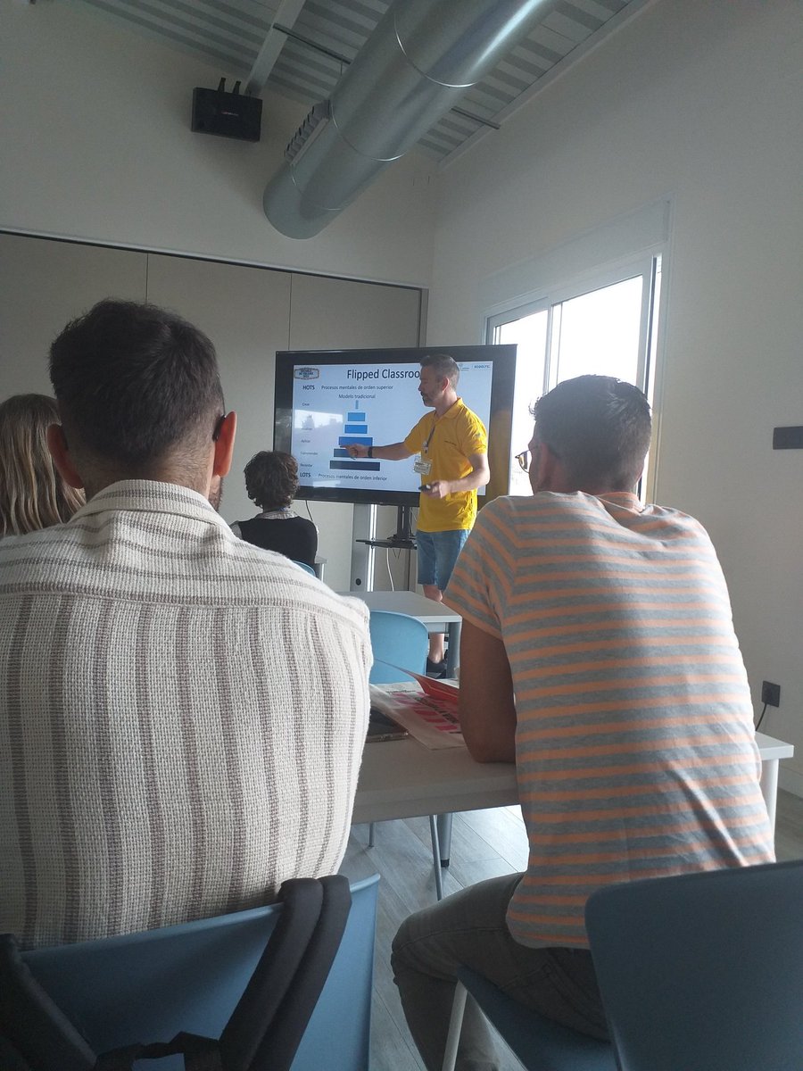 lolamorenolozan's tweet photo. Un año más en la #EscuelaDeVerano de @Scooltic. Ahora, disfrutando al escuchar al gran @HermeValencia 🤓🤩 https://t.co/1nX6vxl7m0