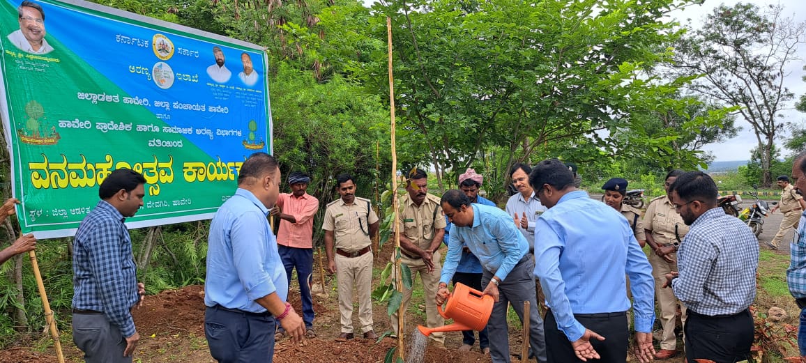 DCFHaveriDn's tweet photo. ದಿನಾಂಕ 05-07-2023 ರಂದು ಹಾವೇರಿ ಜಿಲ್ಲಾಧಿಕಾರಿಗಳ ಕಚೇರಿ ಆವರಣದಲ್ಲಿ ವನಮಹೋತ್ಸವ ಕಾರ್ಯಕ್ರಮವನ್ನು ಆಚರಿಸಲಾಯಿತು. ಕಾರ್ಯಕ್ರಮದಲ್ಲಿ ಮಾನ್ಯ ಶ್ರೀ. ಡಾ. ವಿಶಾಲ್ ಅರ್., ಭಾ.ಆ.ಸೇ, ಹಾವೇರಿ ಜಿಲ್ಲಾ ಉಸ್ತುವಾರಿ ಕಾರ್ಯದರ್ಶಿಗಳು ಹಾಗೂ ಆಡಳಿತಾಧಿಕಾರಿಗಳು, ಜಿಲ್ಲಾ ಪಂಚಾಯತ, ಹಾವೇರಿ (1/1) https://t.co/Dfbbw3xj91