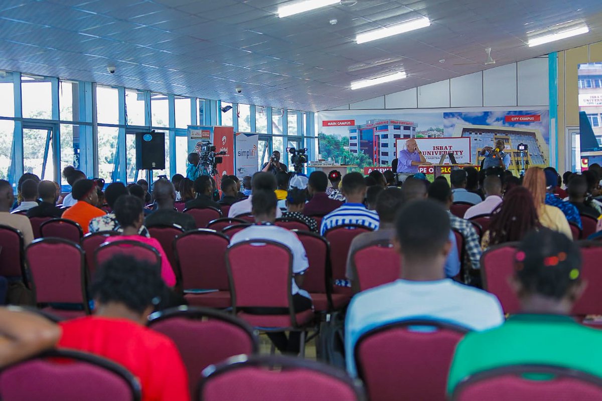 Airtel_Ug's tweet photo. @AllanSean1 @AirtelUGMD @ken_stober @SimplifiNetwork “The need for data keeps growing. People are increasingly accessing the internet for example everything is now becoming digital. Banks are closing branches and opting for digital banking because it makes work easy and accessible.”
#SimplifiTechTalks #AReasonToImagine. https://t.co/x1vdAYpnsU