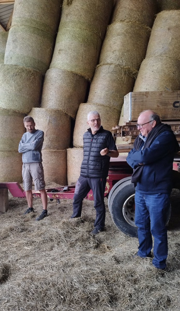 🚌🎒👩‍🎓🌾 Ce matin, le module One Health de l'<a href="/UEteSante/">Université d'été francophone en santé publique</a> fait classe hors les murs !

P. Giraudoux @Chrono_env, G. Couval FREDON BFC et J.P. Gurtner <a href="/MSAFRANCHECOMTE/">MSA Franche-Comté</a> nous font découvrir concrètement le concept #uneseulesanté dans le Massif du #Jura :