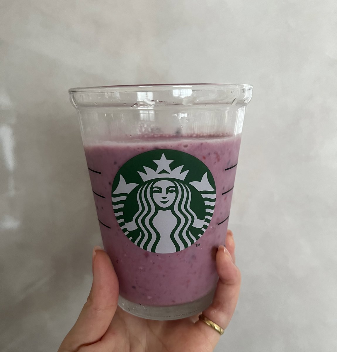 OoOimochann's tweet photo. 夏のダイエット中いちばんの味方は冷凍ベリーミックス🍓🫐🤍
豆乳で大好きなジュースにして飲んだらアイス欲おさまる！夏バテした時も飲めるしいつも作るよ🍨✨️ https://t.co/3NLMxyaL2l