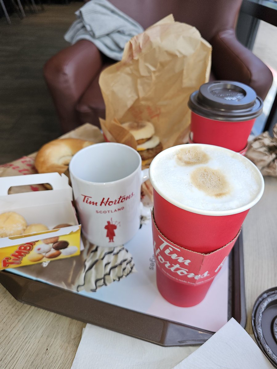 miffy_mac's tweet photo. @timhortonsuk @colourcrown 
What a way to start the day!
Lovely friendly staff at Dundee- 003 https://t.co/7m9cuLXYaJ