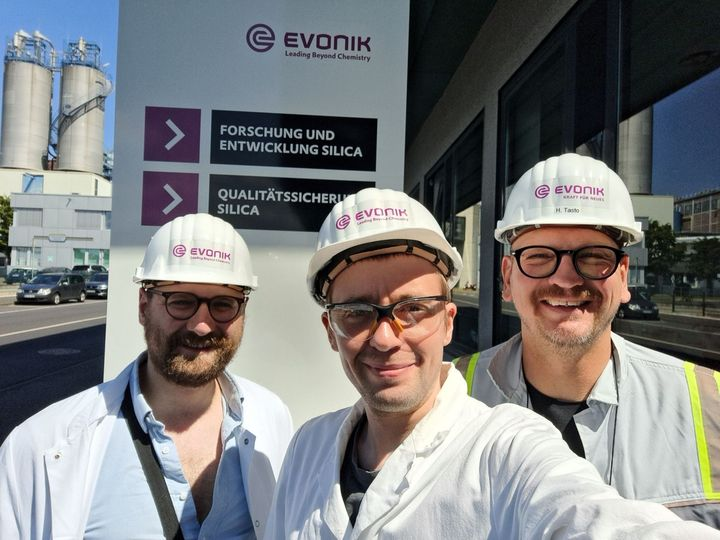 BioPATeV's tweet photo. Measuring campaign with #PDW_Spectroscopy at @Evonik in the frame of the @NanoPAT project.
Colleagues of #PDW Analytics GmbH and @unipotsdam implemented a spectrometer and probe after a test phase in a research reactor at #Evonik.
👉 https://t.co/HHRj0DBc68
#processanalytics #PAT https://t.co/dWyQ5YZMMm