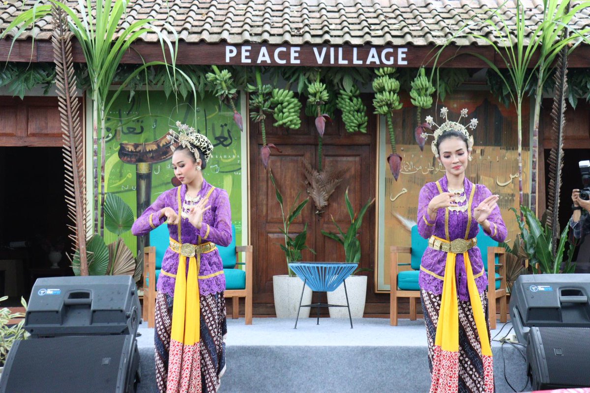 Jelang ASEAN WPS Summit, delegasi Negara Anggota ASEAN &amp; organisasi internasional mengunjungi Sinduharjo, Desa Damai di Yogyakarta, utk belajar ttg partisipasi &amp; kepemimpinan perempuan dlm inisiatif berbasis komunitas utk pembangunan perdamaian dan pencegahan konflik. #WPSASEAN