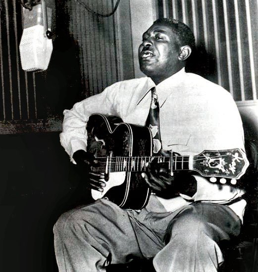 CoryKarma's tweet image. #OnThisDay 🗓 in 1954, #Elvis recorded his first single ‘That’s All Right’. 

The song featured #ScottyMoore on lead guitar &amp;amp; #BillBlack on string bass. 🎶 

The song written &amp;amp; originally performed by blues singer #ArthurCrudup 

#ElvisHistory