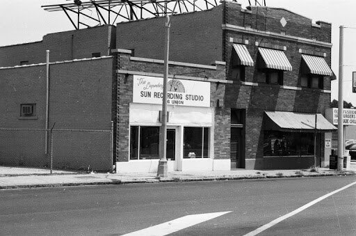 CoryKarma's tweet image. #OnThisDay 🗓 in 1954, #Elvis recorded his first single ‘That’s All Right’. 

The song featured #ScottyMoore on lead guitar &amp;amp; #BillBlack on string bass. 🎶 

The song written &amp;amp; originally performed by blues singer #ArthurCrudup 

#ElvisHistory