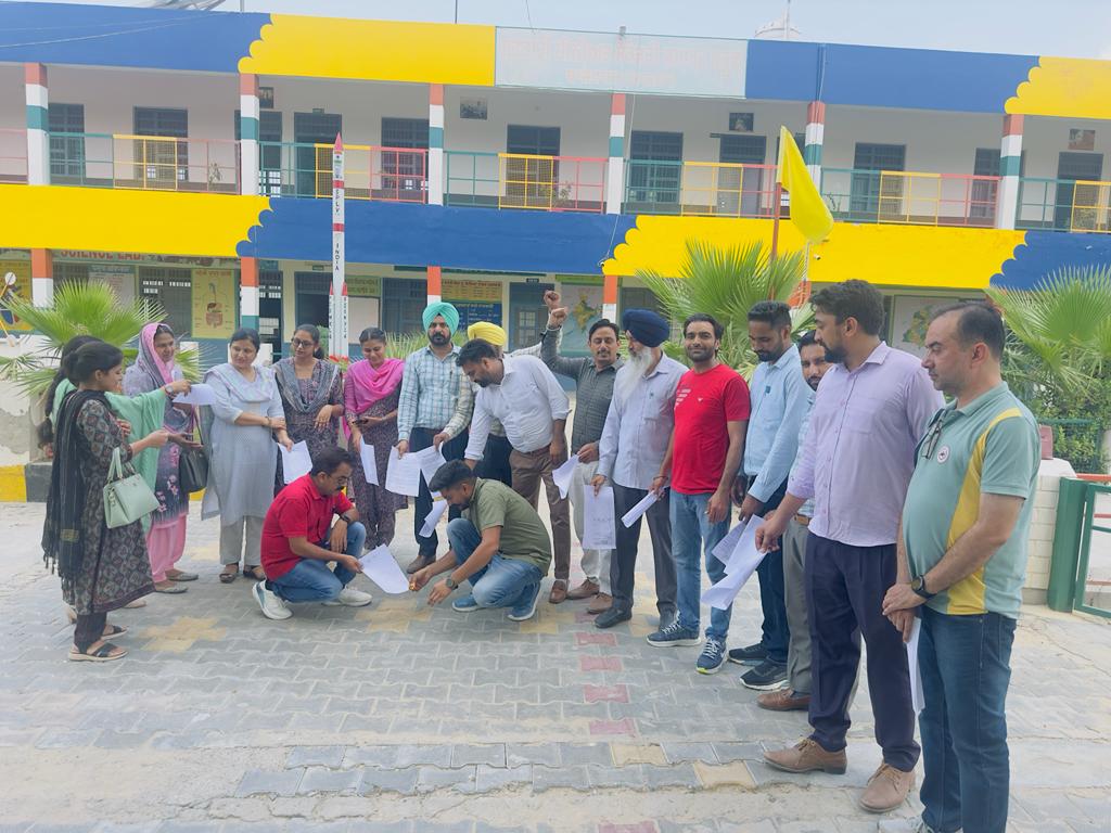 ppsbsfpunjab's tweet photo. ਪੰਜਾਬ ਪੇਅ ਸਕੇਲ ਬਹਾਲੀ ਸਾਂਝਾ ਫਰੰਟ ਦੇ ਸੱਦੇ ਤੇ 17 ਜੁਲਾਈ 2020 ਦੇ ਅਧੂਰੇ ਕੇਂਦਰੀ ਪੇਅ ਸਕੇਲਾਂ ਦੇ ਨੋਟੀਫਿਕੇਸ਼ਨ ਦੀਆਂ ਕਾਪੀਆਂ ਸਾੜਦੇ ਹੋਏ ਵੱਖ ਵੱਖ ਵਿਭਾਗਾਂ ਦੇ ਮੁਲਾਜ਼ਮ ਸਾਥੀ। https://t.co/jwO4zRgS4N