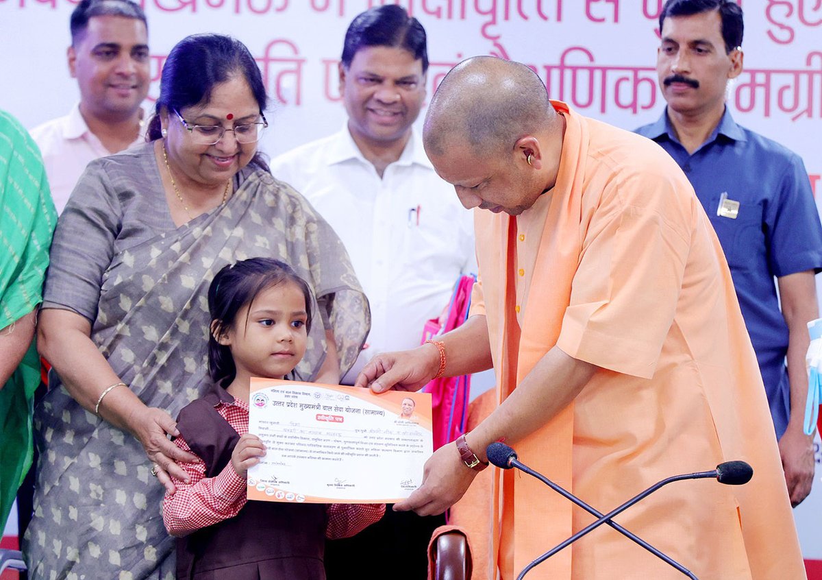 myogiadityanath's tweet photo. आज लखनऊ में भिक्षावृत्ति से विमुक्त हुए 102 बच्चों को 'उत्तर प्रदेश मुख्यमंत्री बाल सेवा योजना' और 'स्माइल परियोजना' के अंतर्गत स्वीकृति-पत्र के साथ ही शैक्षणिक सामग्री वितरित की गई।

आदरणीय प्रधानमंत्री श्री @narendramodi जी की प्रेरणा से, भिक्षावृत्ति से बच्चों को मुक्त कराकर उनके समग्र विकास एवं मूलभूत अधिकारों के संरक्षण हेतु सामाजिक न्याय और अधिकारिता मंत्रालय की 'स्माइल परियोजना' का योगदान अभूतपूर्व व अनुकरणीय है।

सभी प्यारे बच्चों एवं उनके परिजनों को हार्दिक शुभकामनाएं!