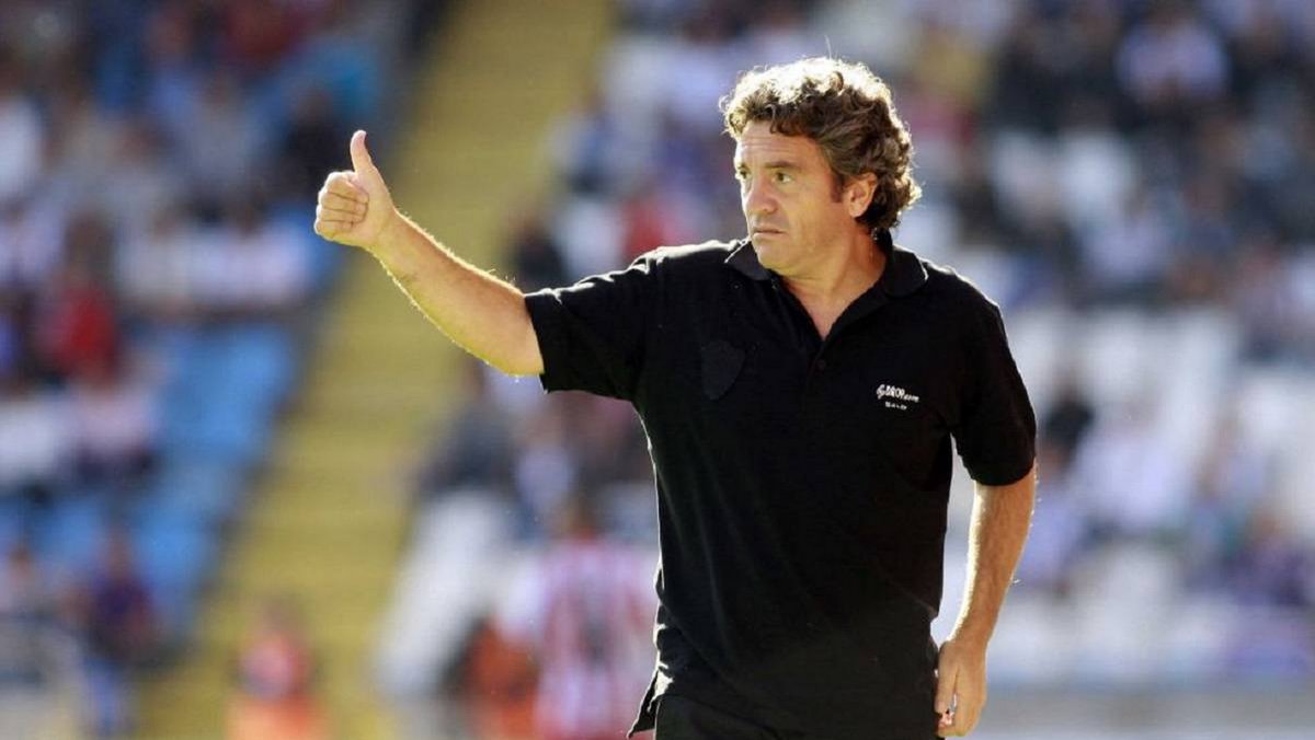 UpdateNotesX's tweet photo. Los entrenadores creemos que estar en el banquillo es ser entrenador. Vemos a un tipo sentado junto a sus jugadores o saliendo a dar órdenes y creemos que esa persona que mueve los brazos como si fuera un policía dirigiendo el tráfico, es un entrenador. Esta como entrenador pero puede no serlo... El entrenador tan sólo puede facilitar que los jugadores tengan unos conocimientos a partir de lo que transmite y provoca en los entrenamientos, el posterior devenir del juego lo controlan los jugadores.

Juanma Lillo