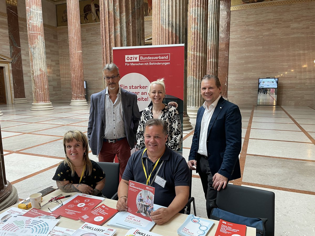 Wir sind 3 Tage im Parlament um auf die Anliegen von MmB aufmerksam zu machen(Bild ÖZIV Infostand: vorne: Daniela Rammel und Hansjörg Nagelschmidt (ÖZIV ÖA) dahinter klaus Widl (Präsident Behindertenrat), Behindertenanwältin Christine Steger und ÖZIV-Präsident Rudolf Kravanja