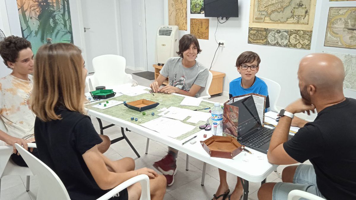 Jugamos a Mausritter de <a href="/elrefugioedit/">El Refugio Editorial</a>, un divertido juego de rol de ratones aventureros en un mundo de fantasía lleno de curiosidades y peligros.
#encuentroaleatorio #murcia #mausritter #rol #juegosderol #roleplaying #ttrpg #rpg #roleplayinggame