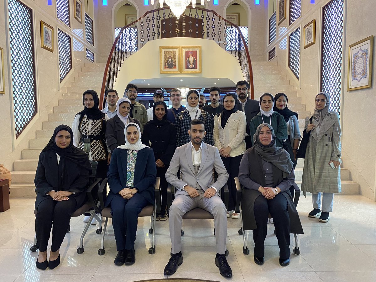 oman_seoul's tweet photo. زار طلبة من كلية الشرق الاوسط السفارة وتم تقديم تعريف لهم عن العلاقات العمانيه الكورية، و إيجاز حول كوريا وعوامل التقدم والنجاح وأهمية الاستفادة من الخبرات والمعارف الكورية وتعزيز التعاون في برامج التبادل الطلاب https://t.co/uUSIIIXevX