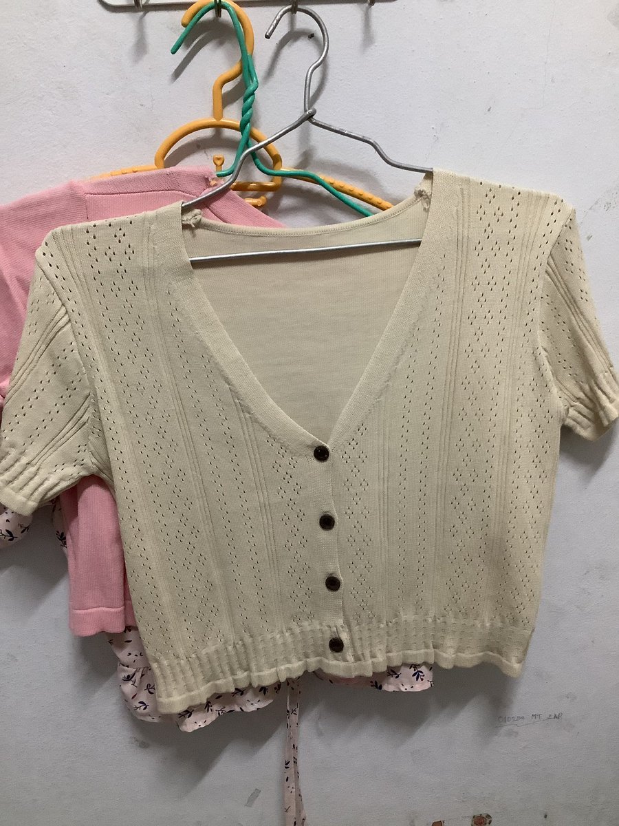 beonlyblue_idk's tweet photo. ตัวละ50b #ส่งต่อเสื้อผ้า #ส่งต่อเสื้อผ้ามือสองราคาถูก #โล๊ะตู้มือสอง #เสื้อผ้ามือสอง #เสื้อผ้ามือสองราคาถูก https://t.co/posoJI6yiq