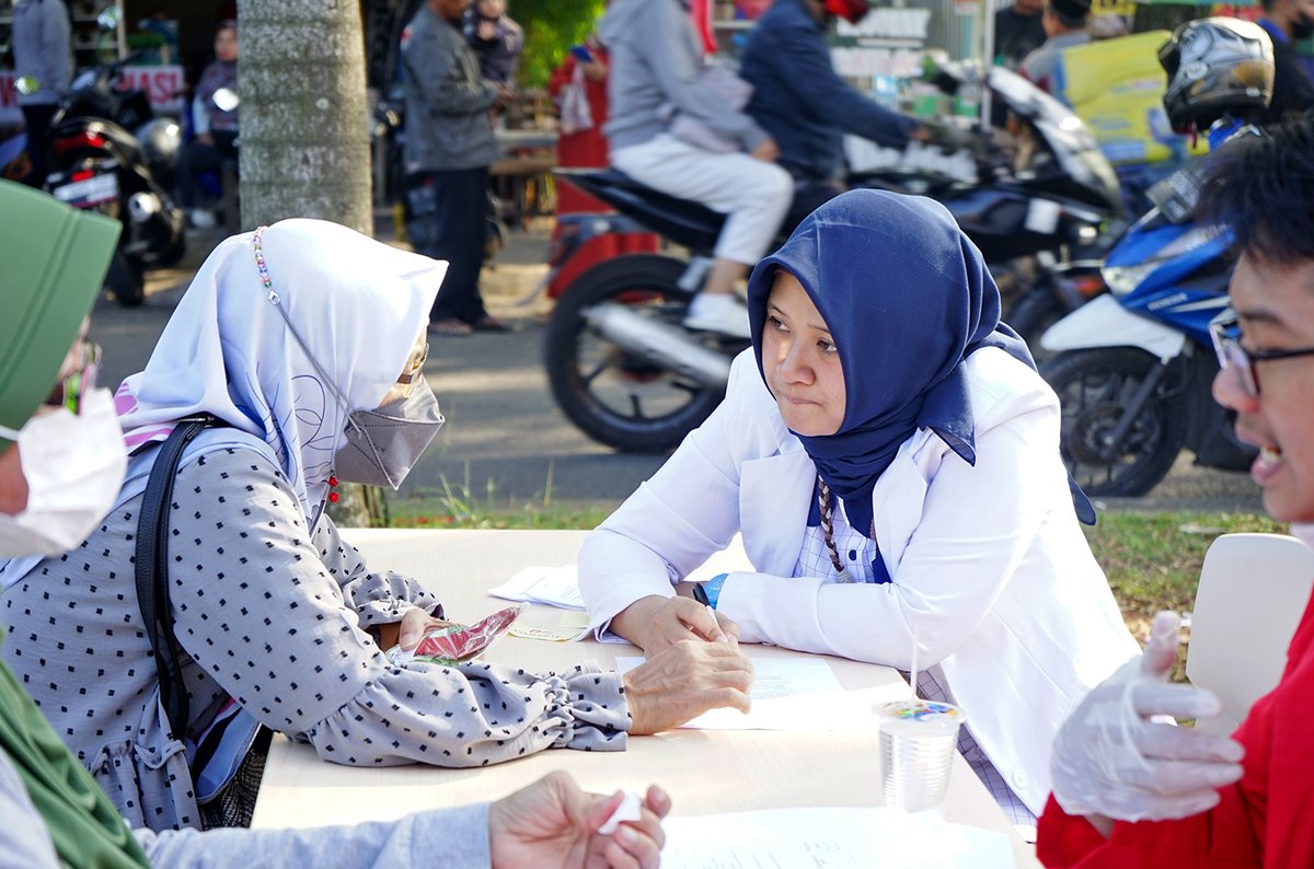 JGU_University's tweet photo. JGU Faculty of Pharmacy students and faculty provided health screening, counseling, and education on cholesterol and uric acid medication to the community around the campus in support of the Healthy Indonesia 2045 program.

#JG_University #IndonesiaSehat2045 #IndonesiaEmas2045 https://t.co/lWpBQxXkrj