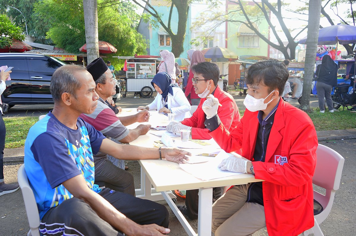 JGU_University's tweet photo. JGU Faculty of Pharmacy students and faculty provided health screening, counseling, and education on cholesterol and uric acid medication to the community around the campus in support of the Healthy Indonesia 2045 program.

#JG_University #IndonesiaSehat2045 #IndonesiaEmas2045 https://t.co/lWpBQxXkrj