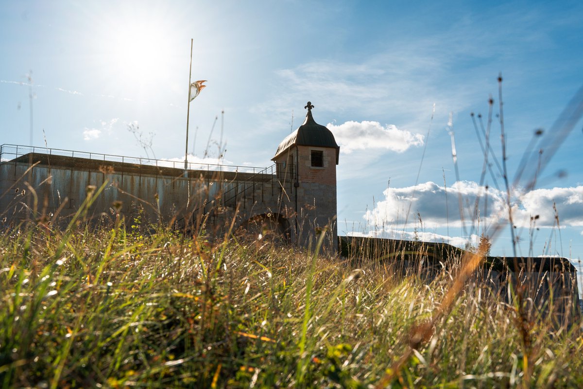 [Un anniversaire à la <a href="/CitadelBesancon/">Citadelle Besançon</a>] 🎂
Vendredi à 11h à la Tour de la Reine se tiendra le lever de drapeau commun aux 12 sites du <a href="/ReseauVauban/">RéseauVauban</a> pour célébrer les 15 ans de l'inscription des fortifications Vauban sur la Liste du patrimoine mondial de l'<a href="/UNESCO/">UNESCO 🏛️ #Education #Sciences #Culture 🇺🇳</a> !
📷 C. Roy