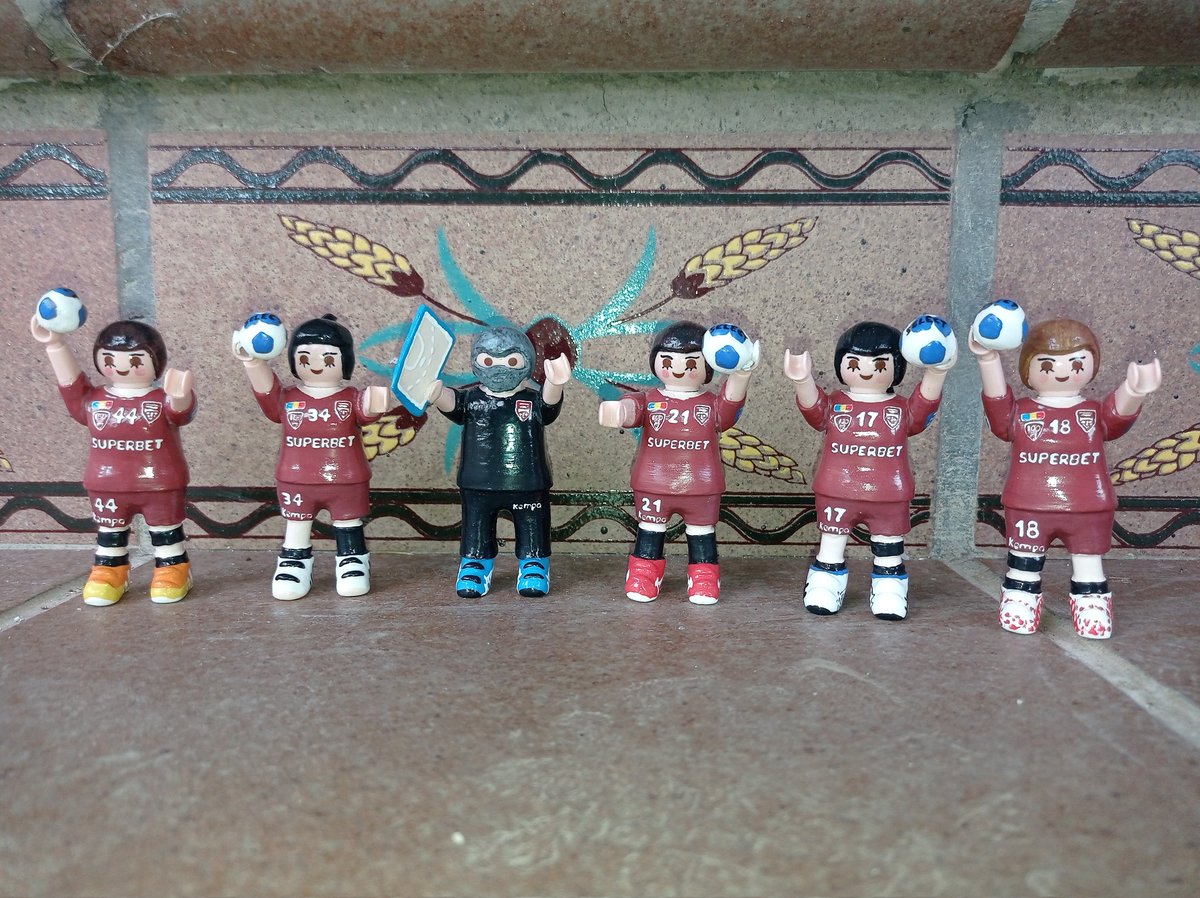 Mini regalo para el spanish Rapid de Carlitos Viver <a href="/AinhoaHperchis/">Ainhoa Hernández</a> Alicia, Marta, <a href="/gb_jenni/">Jennifer Gutiérrez</a> y <a href="/ireneespe/">Irene Espínola Pérez</a>
#playmobil #handmade #clickssport #regalospersonalizados #regalosmolones #playmobilart #customplaymobil #playmobillovers #playmobilcustom #balonmano #handball