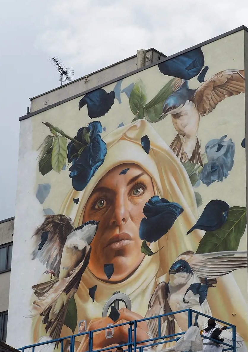 #ThroughHerEyes Look at this. A mural of Roesia de Verdun - the only woman in 13th-century Ireland to build a castle - is being magnificently brought into being by artists Niels van Swaemen and Kaspar van Leek for this year's SEEK Urban Art Festival in Dundalk. More on her 👇