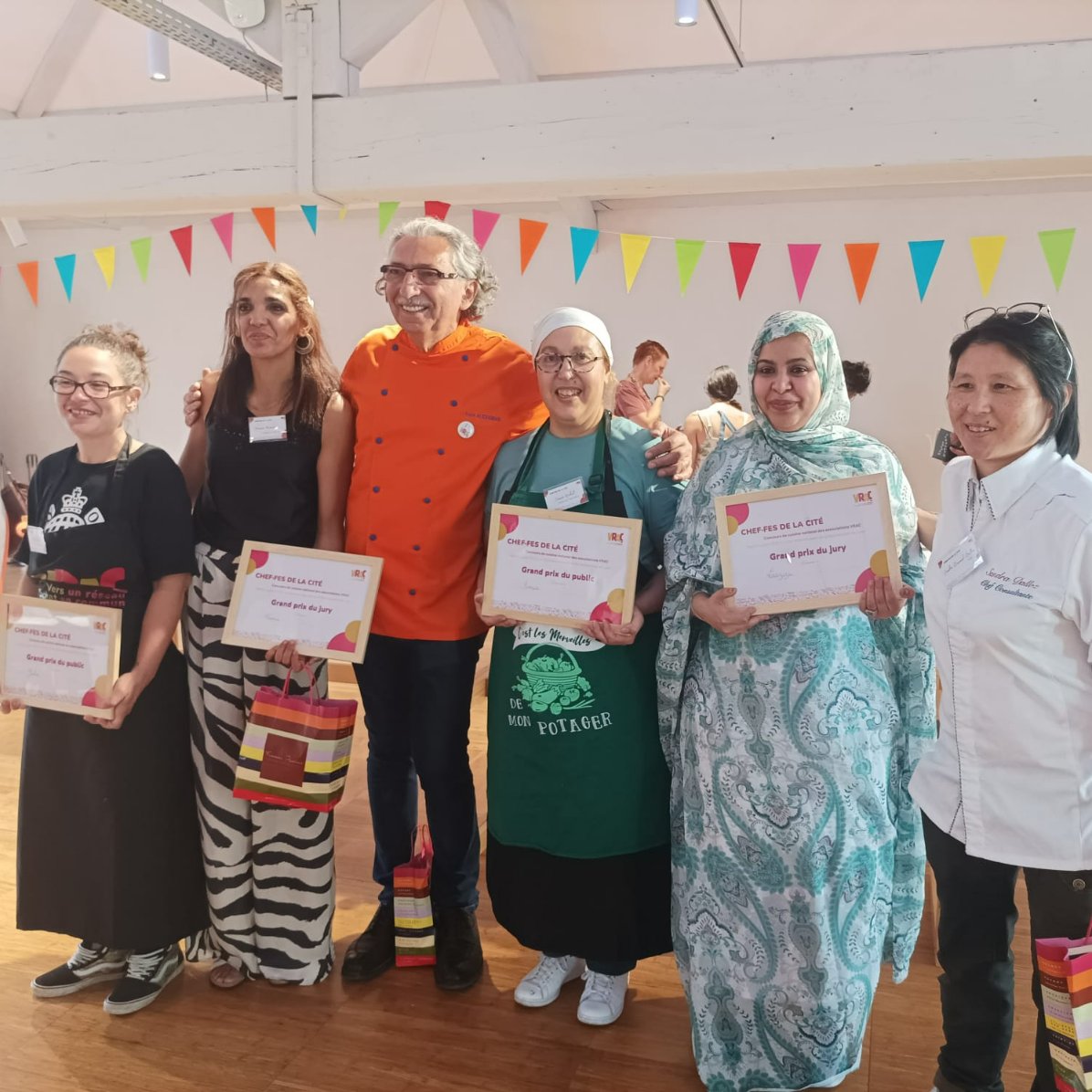 Hanane et Laaziza, cuisinières passionnées du quartier Bréquigny à #Rennes terminent à la deuxième place du concours culinaire <a href="/AssoVrac/">Association VRAC France</a> 🥈 Bravo mesdames 👏👨‍🍳 Plus d'ℹ️ 👉 bit.ly/cuisine-rencon…