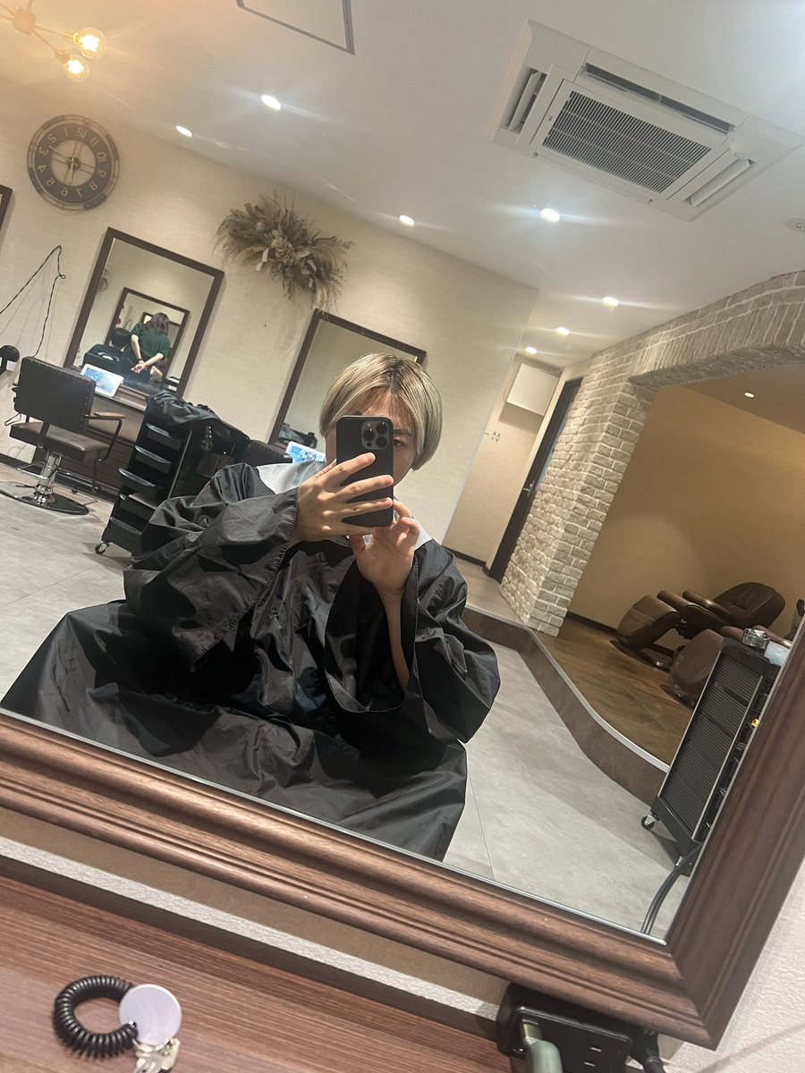 さっ髪の毛切りましょうか🤔
いや切ってもらうが正しいか！！