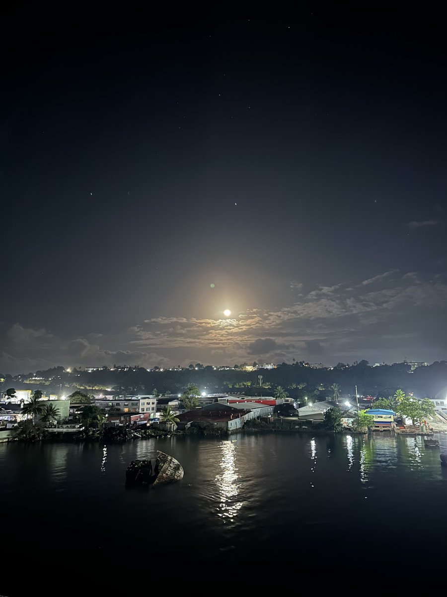 JoeHalafi's tweet image. Moon Rise in the Capital 🌕
