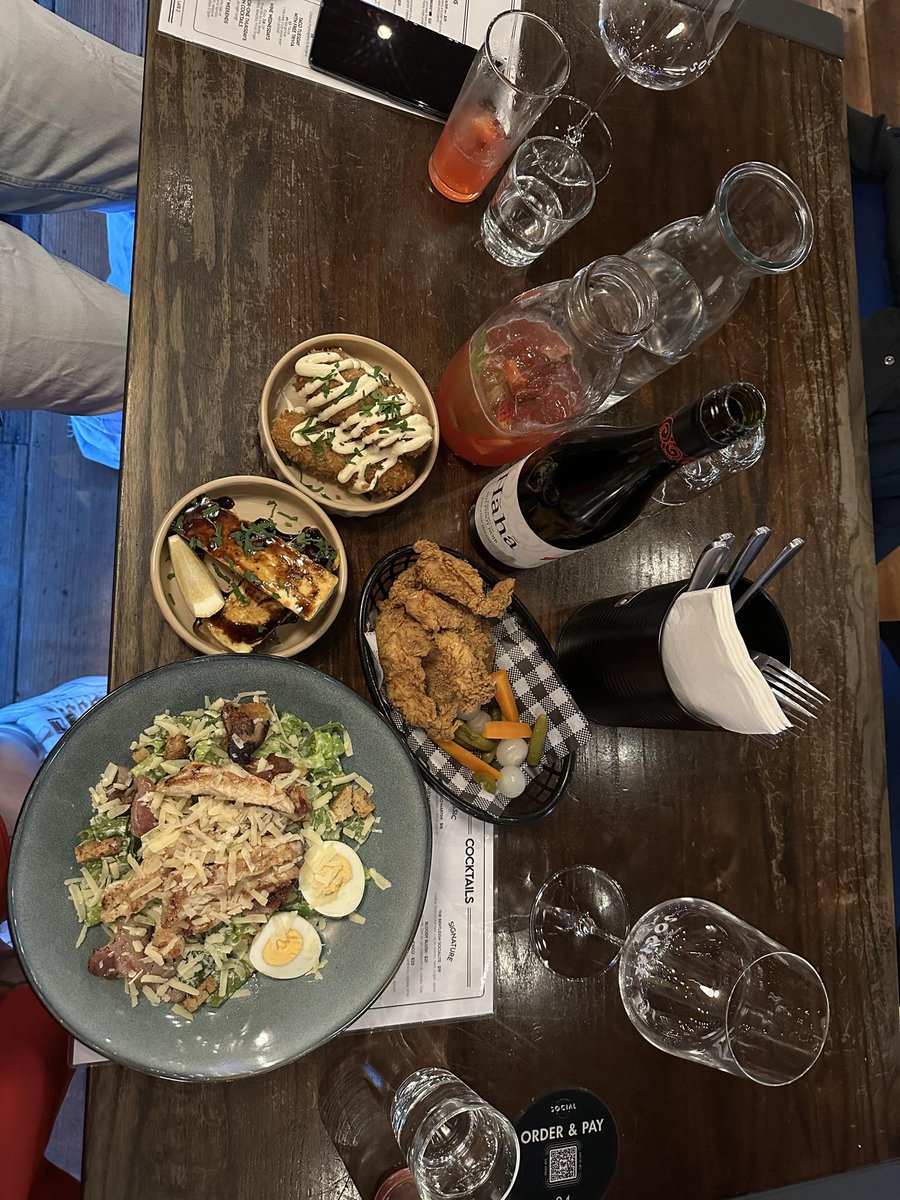 nicksplitter's tweet image. Mum and dad go wild on a school night 🍹 #haha