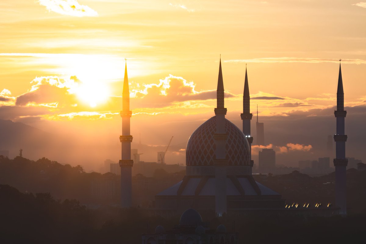 hudzaqwan92's tweet photo. Hasil dari bangun awal pagi, masuk semak samun, merintis sana sini, duduk sorang sorang tunggu matahari terbit. 

Masjid Sultan Salahuddin Abdul Aziz Shah berlatarbelakangkan 4 bangunan ikonik Malaysia iaitu Menara Berkembar Petronas, Kl Tower, Pnb118 &amp; TRX. https://t.co/PzqrLOoF8F