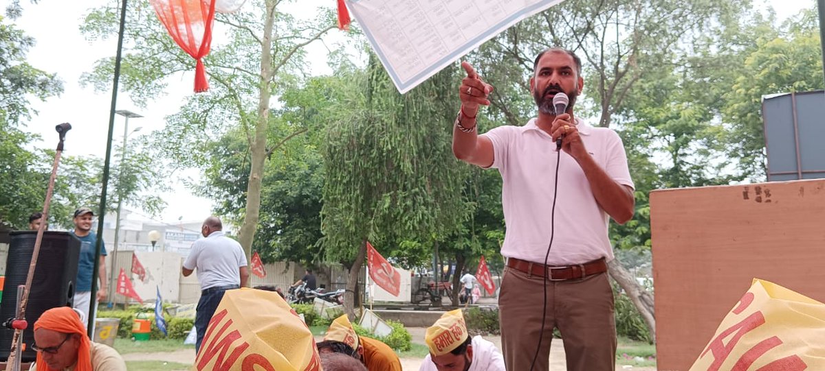 VSDhariwal's tweet photo. @hryclerk_1 द्वारा अपनी एक मात्र मांग 35400 वेतनमान को लेकर की जा रही अनिश्चितकालीन हड़ताल का कैथल के धरनास्थल पर पहुंच साथियो��� को तन, मन धन से साथ और समर्थन का विश्वास दिलाया।

गठबंधन सरकार जल्द से जल्द लिपिक साथियों की मांग को पूरा करे। @Haryanaclerk351

#विजेन्द्र_धारीवाल https://t.co/7t56krhRth