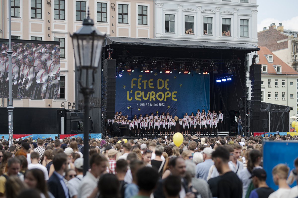 Wunderbares Zeichen für Europa, europäische Freundschaft & Gemeinschaft. Fête de l‘Europe hat Tausende Jugendliche aus 🇩🇪, 🇵🇱&🇨🇿 zusammengebracht, die gemeinsam mit @MPKretschmer und BuPrä Steinmeier gezeigt haben: Wenn wir zusammenstehen, hat Europa eine große Zukunft vor sich.