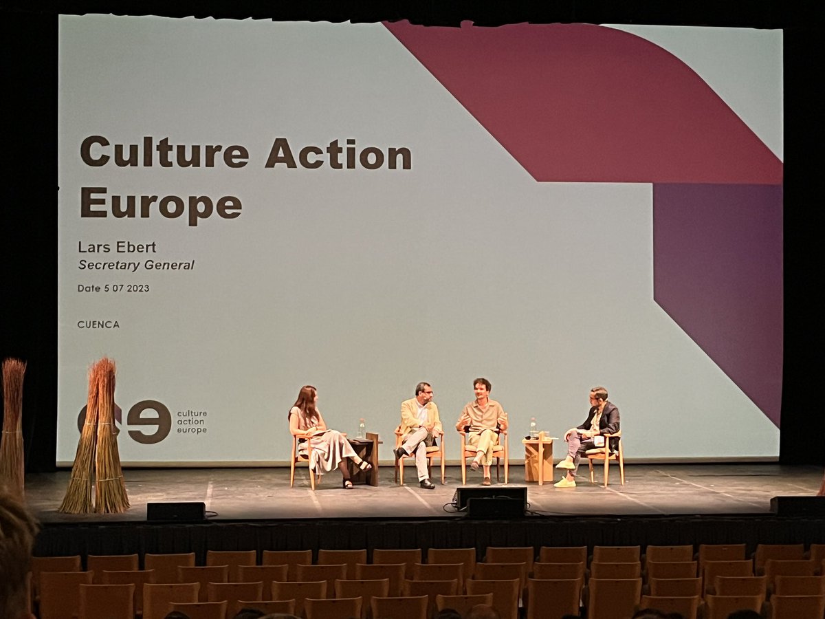 Benito Burgos modera esta primera mesa de diálogo institucional y profesional, en la que los ponentes comparten estrategias para avanzar hacia políticas culturales de futuro en el medio rural, en pro de la diversidad y garantizando los derechos de los habitantes en este ámbito.