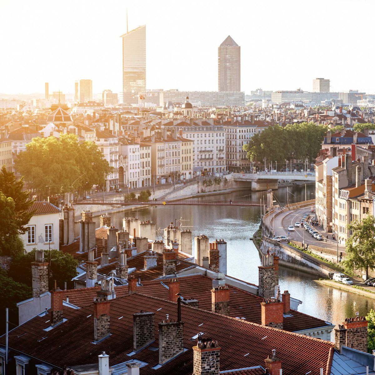 Offrez-vous un séjour inoubliable à Lyon, Capitale des Gaules, au #CongrèsLCDC! 🇫🇷 Découvrez la Capitale mondiale de la gastronomie durant notre gala sur le Rhône! 🍽️ Traboules, Tête d’or, Croix-Rousse – notre balade vous en mettra plein les yeux. 🎇 lecongres.lacliniqueducoureur.com 🏃‍♀️🏃‍♂️