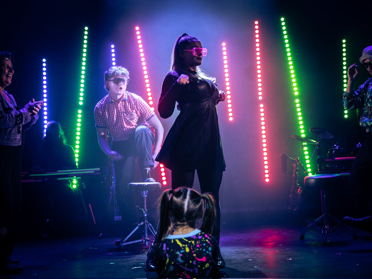 ShaunTossell's tweet photo. ⭐ FIRST LOOK - ONCE - THE MUSICAL - BARN THEATRE CIRENCESTER - PRODUCTION PHOTOS ⭐

📷 - Alex Tabrizi

Here's a first look at @theBarnTheatre revival of the award-winning musical - ONCE ✨

Tickets &amp; more info - https://t.co/HsUoxpYWEr https://t.co/a9AAd45AFa