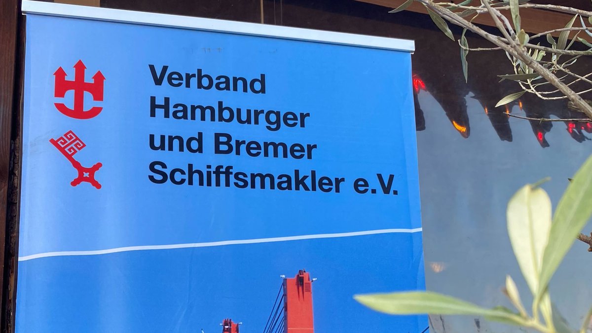 Summer BBQ auf Einladung vom Verband Hamburger &amp; Bremer #Schiffsmakler e.V. In bester Atmosphäre gute Gespräche zur Statuskonferenz zur Nationalen Hafenstrategie, #Hafenentwicklungsplan &amp; die Zukunft des Hamburger Hafens. Danke für den schönen Abend!
#Innovationshafen2040 ⚓️🚢