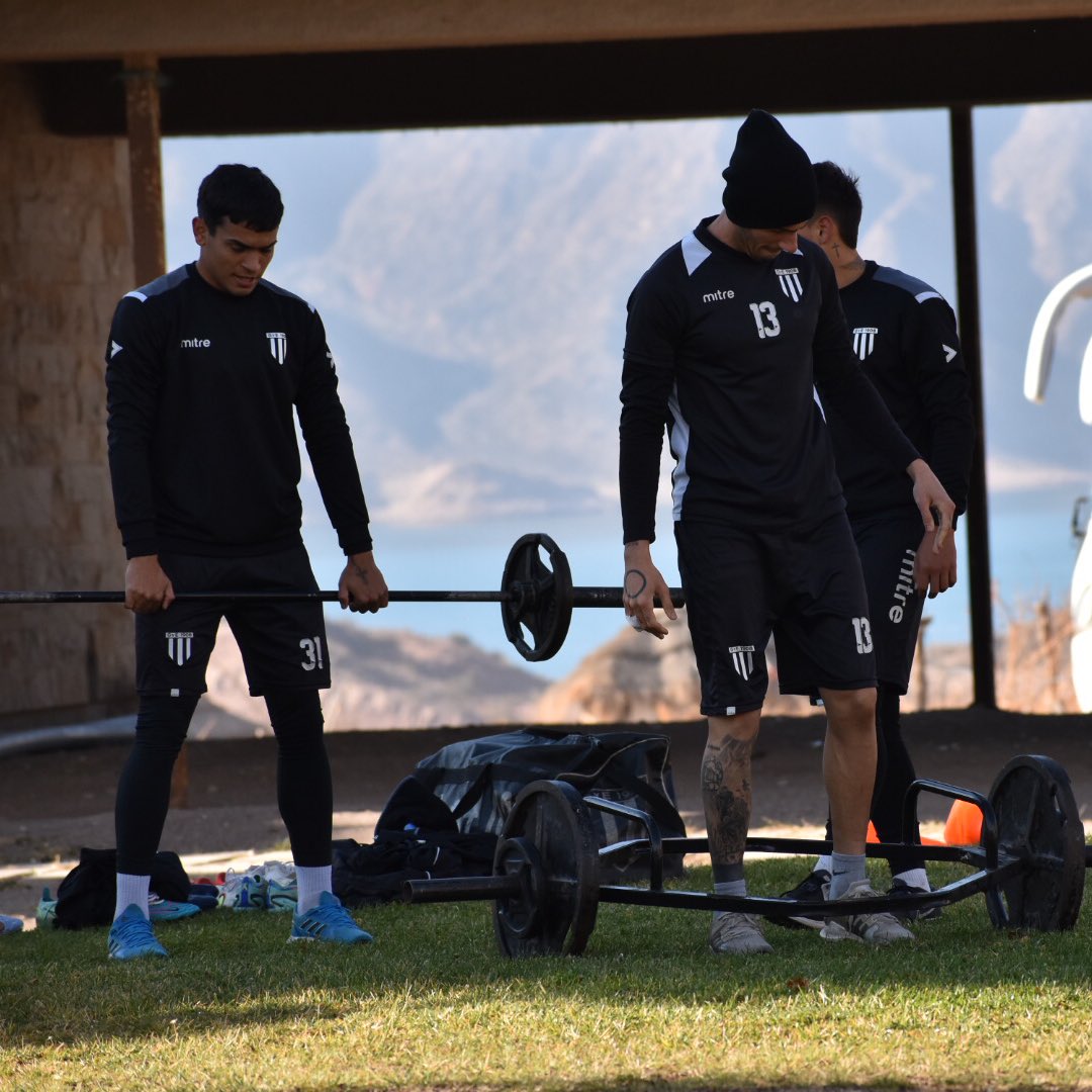 En el Gran Hotel Potrerillos, Gimnasia arrancó la mañana con movimientos físicos a cargo del profe Ricardo Palladino 🏋🏻

#VamosLobo 🐺
#HaceteSocio 🤝🏻